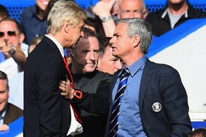 فينغر يقلل من أهمية تهديد مورينهو بتحطيم وجهه