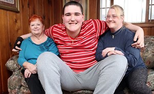 نموه لا يتوقف.. تعرف على أطول مراهق في العالم