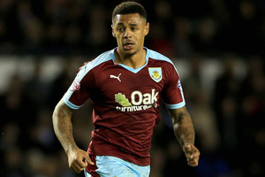 إيقاف مهاجم بيرنلي أربع مباريات بسبب كراهيته للمثليين