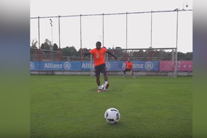 بالفيديو... لاعب برازيلي يسجل ركلة جزاء بالكعب!