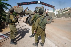 قوات اسرائيلية تعتقل طفلاً و5 شبان من مخيم الدهيشة في الضفة الغربية