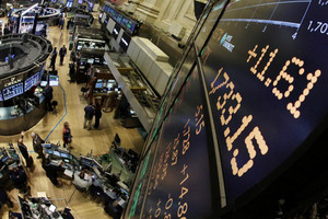 وول ستريت تتراجع مع تأثرها بأسهم أبل وقطاع الطاقة