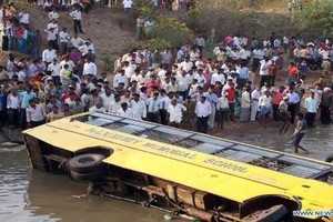  23 قتيلا بسقوط حافلة في نهر في كشمير الباكستانية