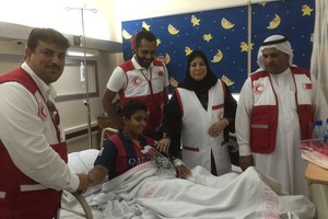 متطوعو الهلال الأحمر البحريني يزورون الأطفال المرضى في السلمانية