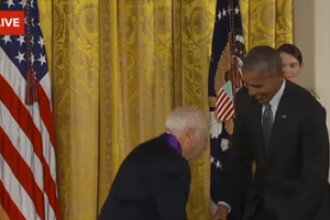 منتج أفلام معروف حاول سحب سروال أوباما!