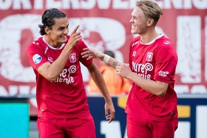 تفينتي يعبر فيتيسه بثنائية بالدوري الهولندي