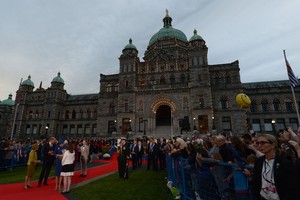 الآلاف يحتشدون لتحية الأمير ويليام وزوجته وطفليهما في كندا