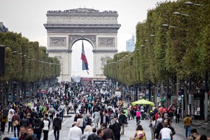 بالصور... آلاف المواطنين يتجولون في العاصمة باريس في 'يوم بلا سيارات' 