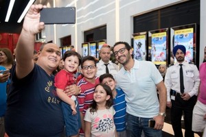 نجوم فيلم 'لف ودوران' يفاجئون جمهورهم في الإمارات بزيارة غير متوقعة لدور العرض