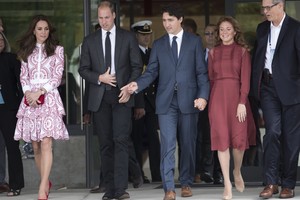 رئيس وزراء كندا في موقف محرج بعد رفض الأمير الصغير جورج مصافحته