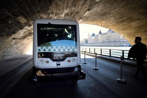 بالفيديو والصور: باريس تجرب حافلة صغيرة ذاتية القيادة 