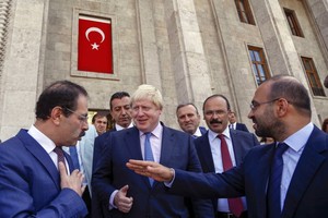 جونسون يصف قصيدة هاجم فيها أردوغان بـ 'التفاهة'