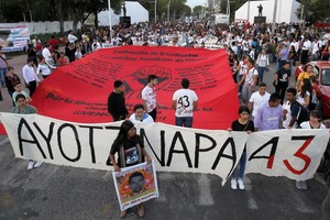 أولياء أمور ينظمون مسيرة في الذكرى السنوية الثانية لاختفاء 43 طالبا بالمكسيك