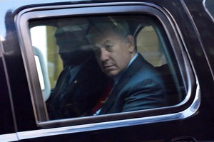 نتنياهو قلق من نشر فواتير تنظيف ملابسه علانية