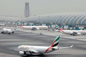 مجدّداً .. طائرة بدون طيّار تُغلق المجال الجوي حول مطار دبي اليوم