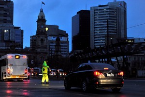 بالصور... عواصف رعدية تقطع التيار الكهربائي عن ولاية استرالية