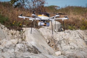 'UPS' و 'CyPhy Works' تختبران استخدام طائرة بدون طيار لتوصيل الطرود التجارية العاجلة