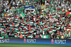 تغريم سلتيك بسبب رفع مشجعيه للأعلام الفلسطينية