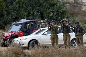 قوات إسرائيلية تعتقل 10 فلسطينيين في أنحاء مختلفة من الضفة الغربية