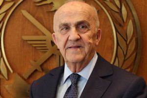 وزير الدفاع اللبناني يقرر التمديد لقائد الجيش ورئيس الأركان