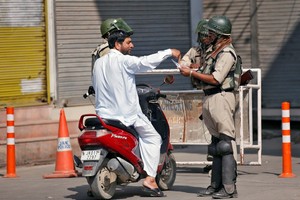 مجلس الوزراء الباكستاني يجتمع اليوم لبحث انتهاكات وقف إطلاق النار في كشمير