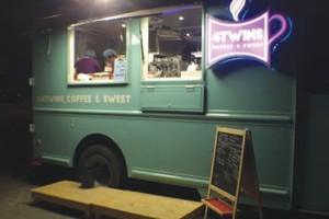 سعوديون يستثمرون في عربات القهوة المتنقلة