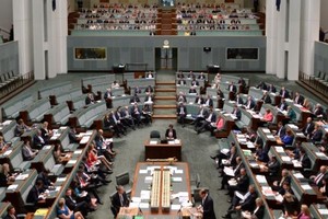 برلماني أسترالي سابق يواجه انتقادات بسبب سفره إلى منطقة حرب في العراق