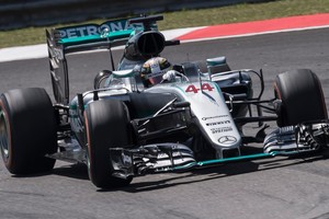 بالفيديو... هاميلتون يتفوق في جولة التجارب الحرة الثانية بسباق ماليزيا للسيارات