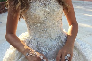 بالصور... فستان زفاف يكلف مليون ريال سعودي