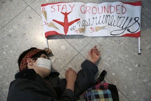 بالصور... مظاهرة في مطار هيثرو احتجاجاً على إنشاء مدرج جديد