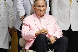 تدهور صحة ملك تايلند مع إصابته بعدوى في الدم والتهاب رئوي