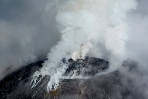 ثورة بركان كوليما المكسيكي وإجلاء سكان قريتين قريبتين