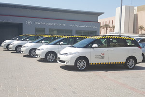 'ابراهيم خليل كانو' تسلم 5 سيارات تويوتا Previa لـ'تاكسي العربية'