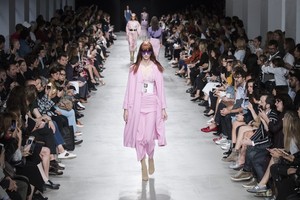 بالفيديو والصور... عروض أزياء ربيع وصيف 2016 بأسبوع باريس للموضة