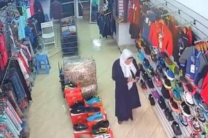 بالفيديو... امرأة محجبة تسرق محل ملابس وتخفي المسروقات بمكان غريب