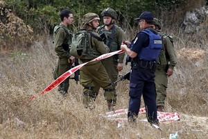 قوات إسرائيلية تعتقل 8 فلسطينيين في أنحاء مختلفة من الضفة الغربية