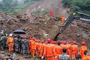 انهيار أرضي يطمر مبنيين في الصين ويصيب شخصاً