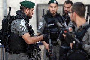 إسرائيل تفرض طوقا أمنياً شاملاً على الضفة الغربية وقطاع غزة