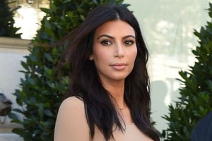 سرقة النجمة التلفزيونية كيم كارداشيان تحت تهديد السلاح في باريس