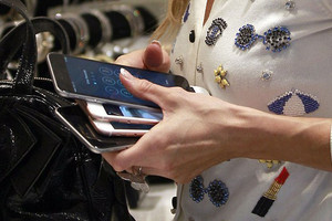 بالصور... تعرف على سبب حمل باريس هيلتون '5 هواتف ذكية'