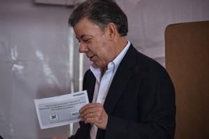 رئيس كولومبيا يؤكد مواصلة السعي إلى السلام رغم نتيجة الاستفتاء