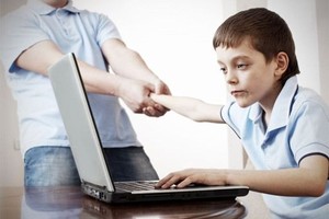 شاب استرالي يقتل والده لأنه طالبه بترك الكمبيوتر لتناول العشاء