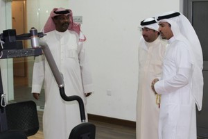 صقر بن سلمان يزور مركز شباب الجسرة ويبحث زيادة حجم برامجه