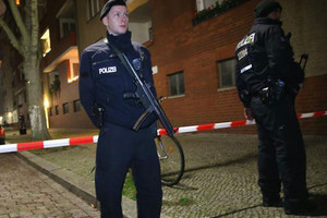 قطار يدهس شابين خلال رسم جرافيتي على جدار جسر في ألمانيا