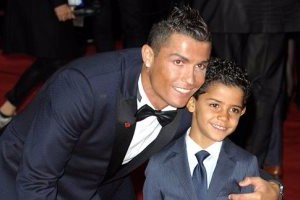 بالفيديو... رونالدو يتحول إلى 'جامع الكرات' خلف الملعب من أجل ابنه جونيور