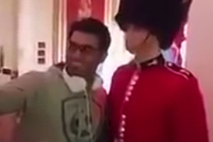 بالفيديو... خليجي حاول لمس حرس الشرف البريطاني... شاهد ردة فعله العنيفة!