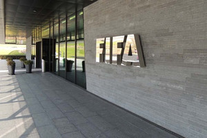 الفيفا يغرم إيطاليا والأرجنتين والبرازيل وتشيلي بسبب سلوك الجماهير