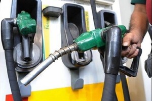 الكويت تعتزم منح كل مواطن 75 لتر بنزين مجاناً شهرياً