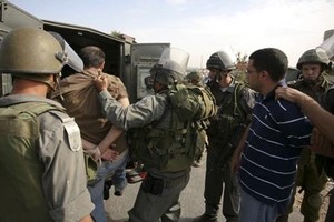 قوات إسرائيلية تعتقل 7 فلسطينيين في أنحاء مختلفة من الضفة الغربية