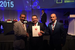 اتحاد الكرة الطائرة يوقع عقد استضافة بطولة العالم للناشئين مع الاتحاد الدولي